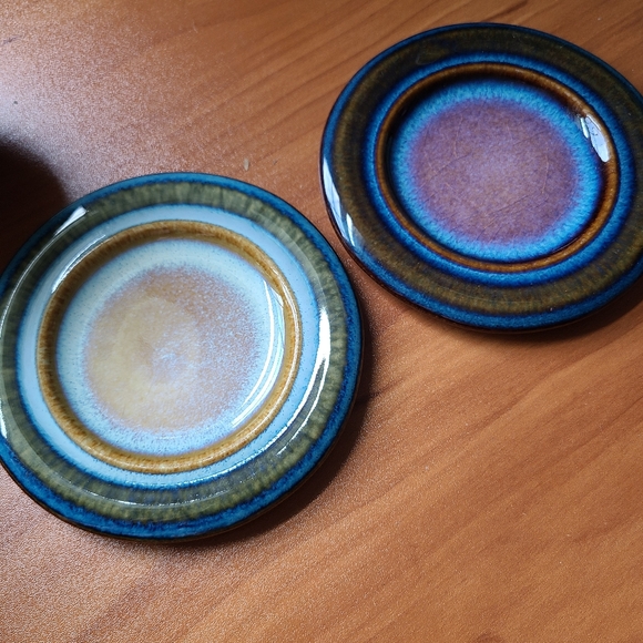 Signed pottery mugs and saucers - Picture 6 of 8